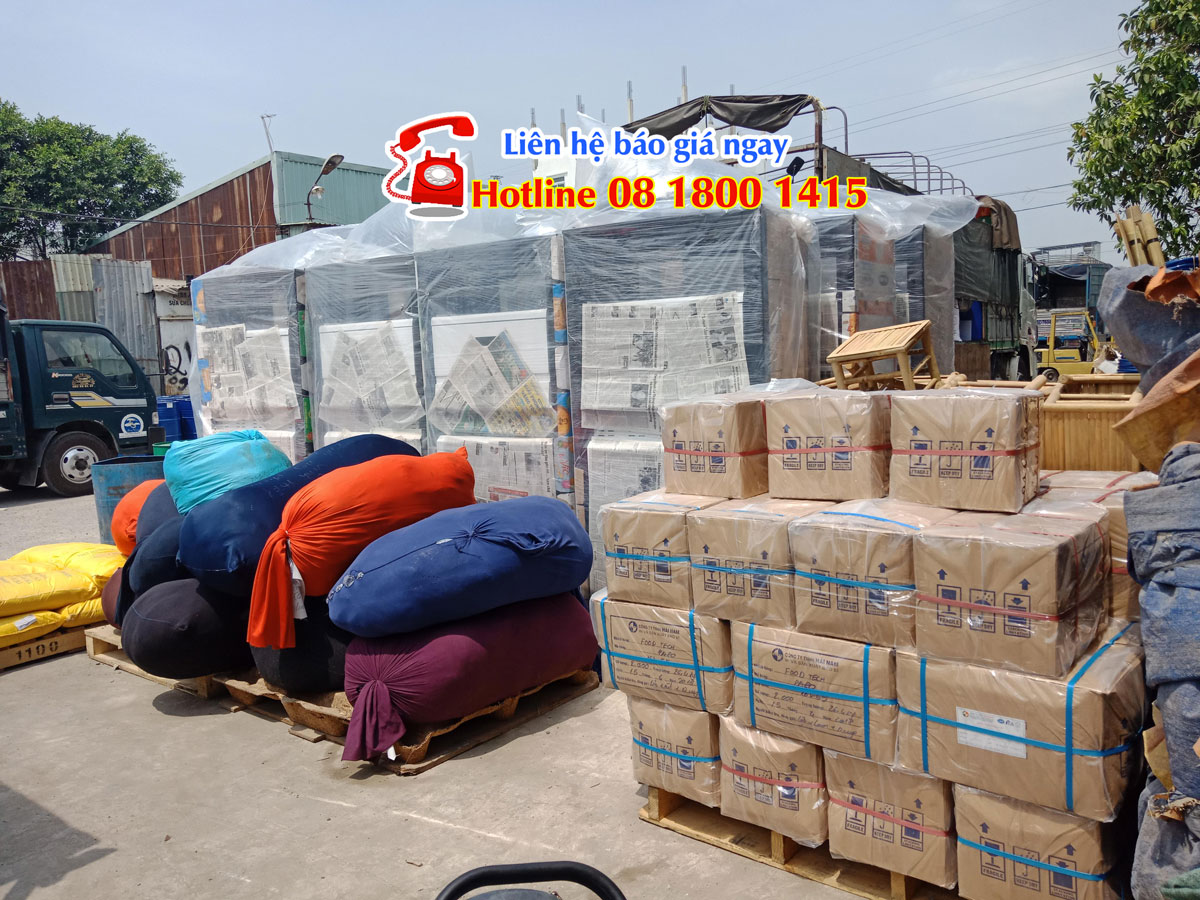 Hàng hóa tại kho ở Hà Nội chuẩn bị gửi sang OUDOMXAY