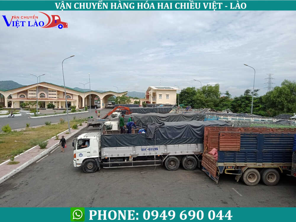 Cung-Van-chuyen-Viet-Lao-gui-qua-Tet-ve-Viet-Nam